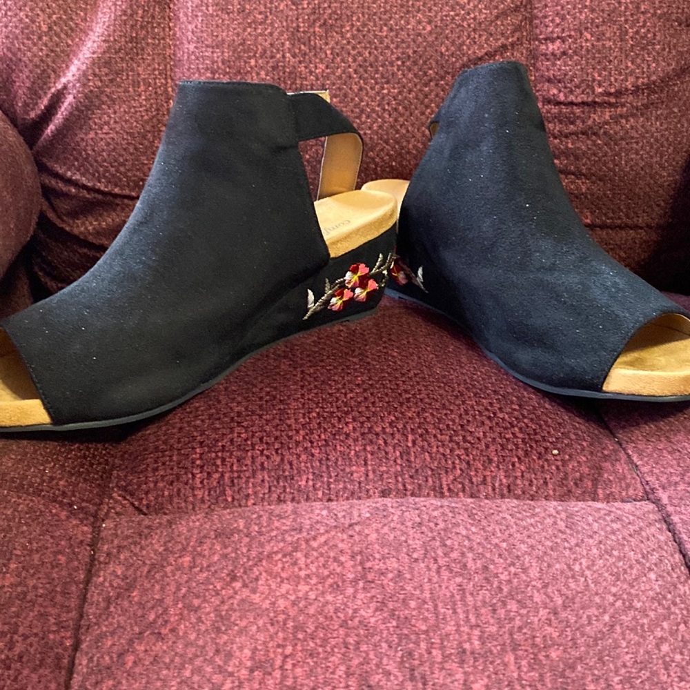Women’s wedges size 10.5